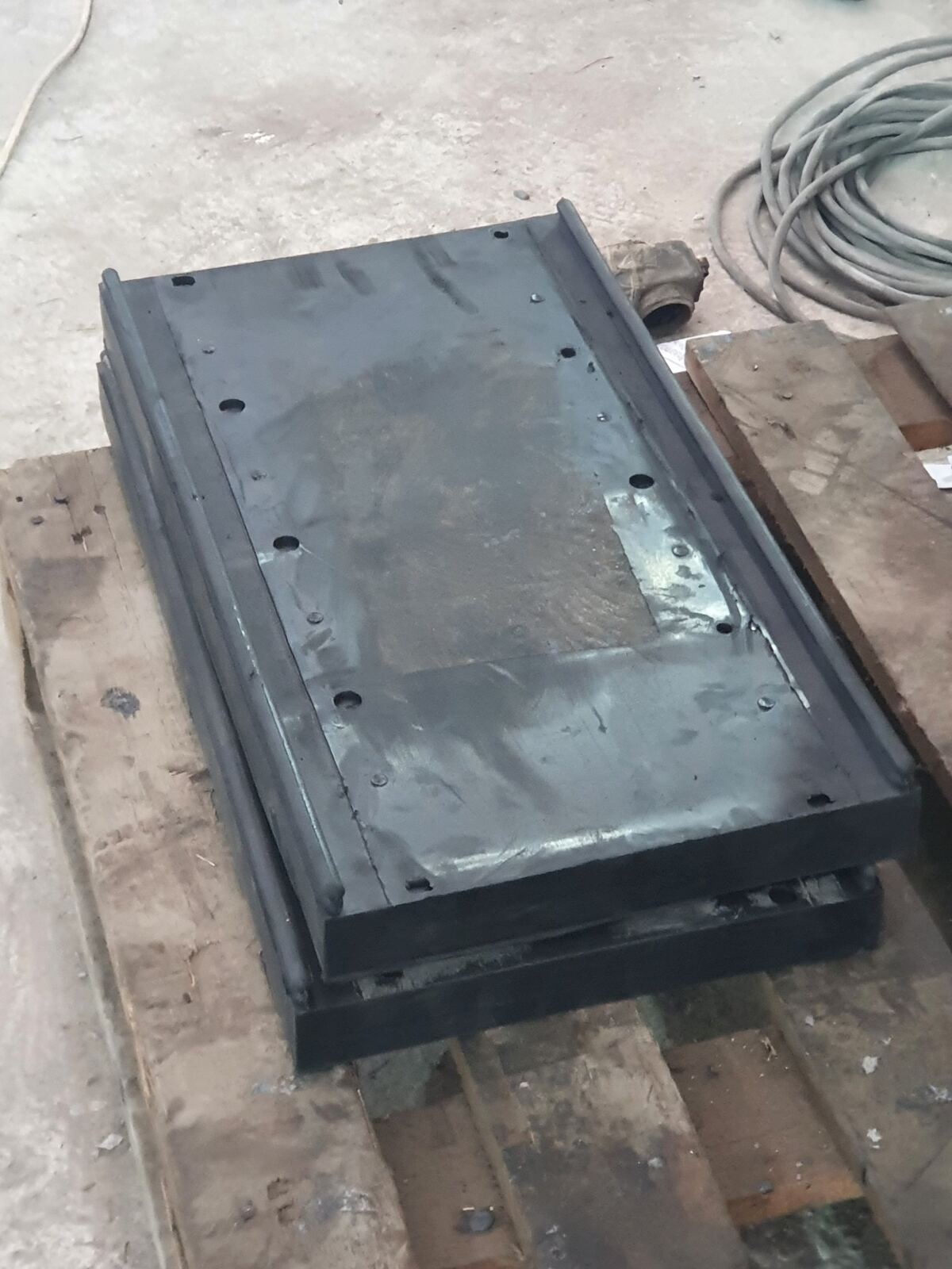 Футерованная плита с закладными элементами